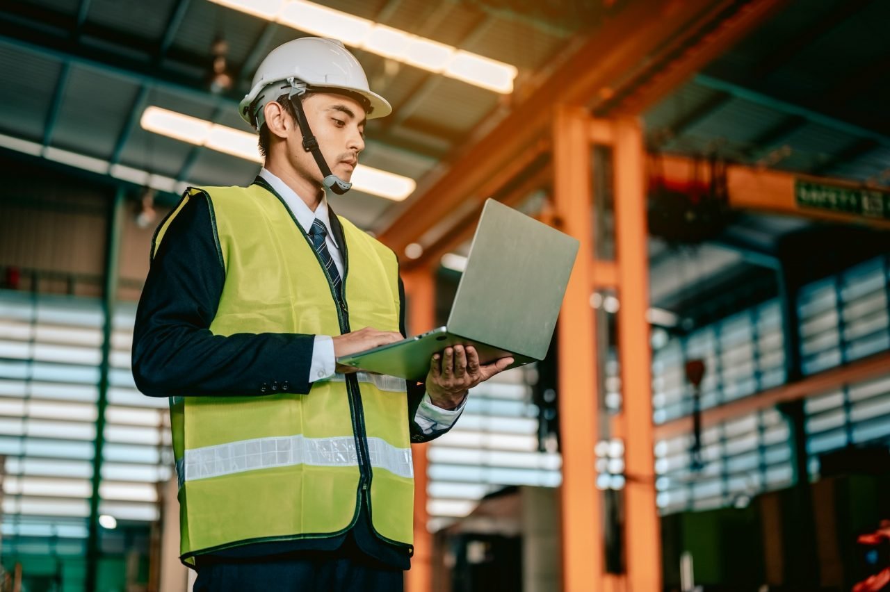 businessmanengineerusingsoftwarevirtualrealityinlaptoptomonitoringmachineinrealtimejpg Spesialis Pengiriman ke Maluku Spesialis Pengiriman ke Maluku
