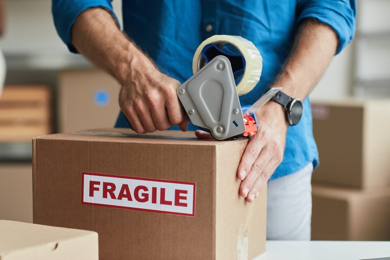 manpackingboxcloseupjpg Spesialis Pengiriman ke Maluku Spesialis Pengiriman ke Maluku